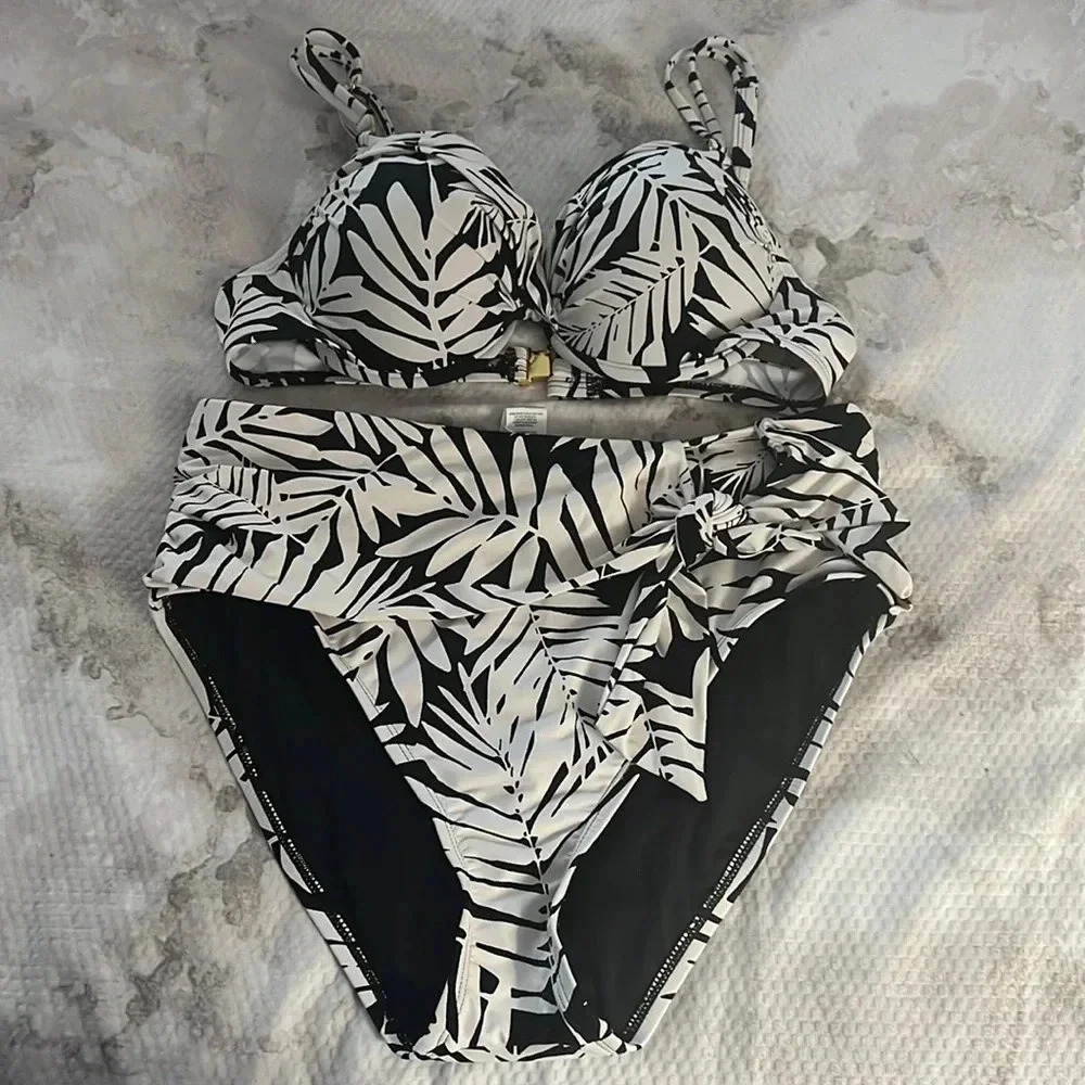 Bleu Rod Beattie Urban Oasis Twist Front Bikini
Swim Top Size 8 - Picture 7 of 9